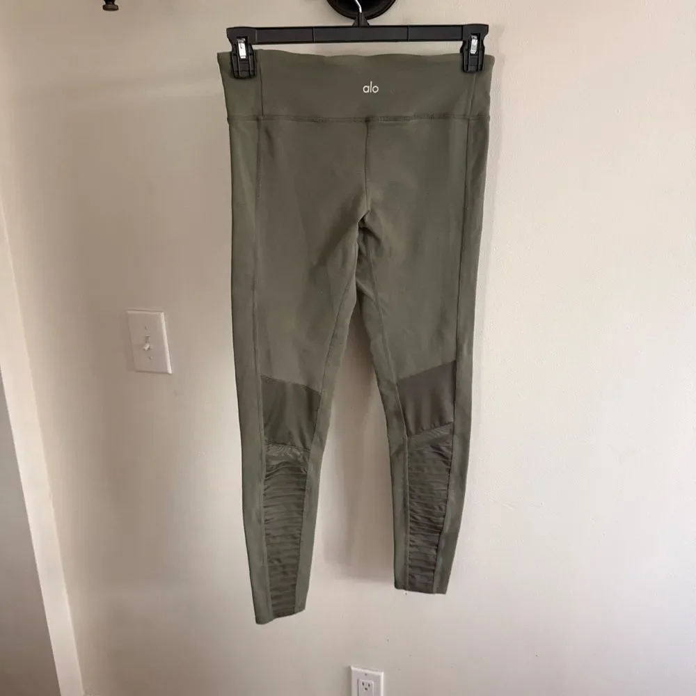 Alo Yoga High-Waist Moto Legging olive green colorway Jungle Glossy Motto Small